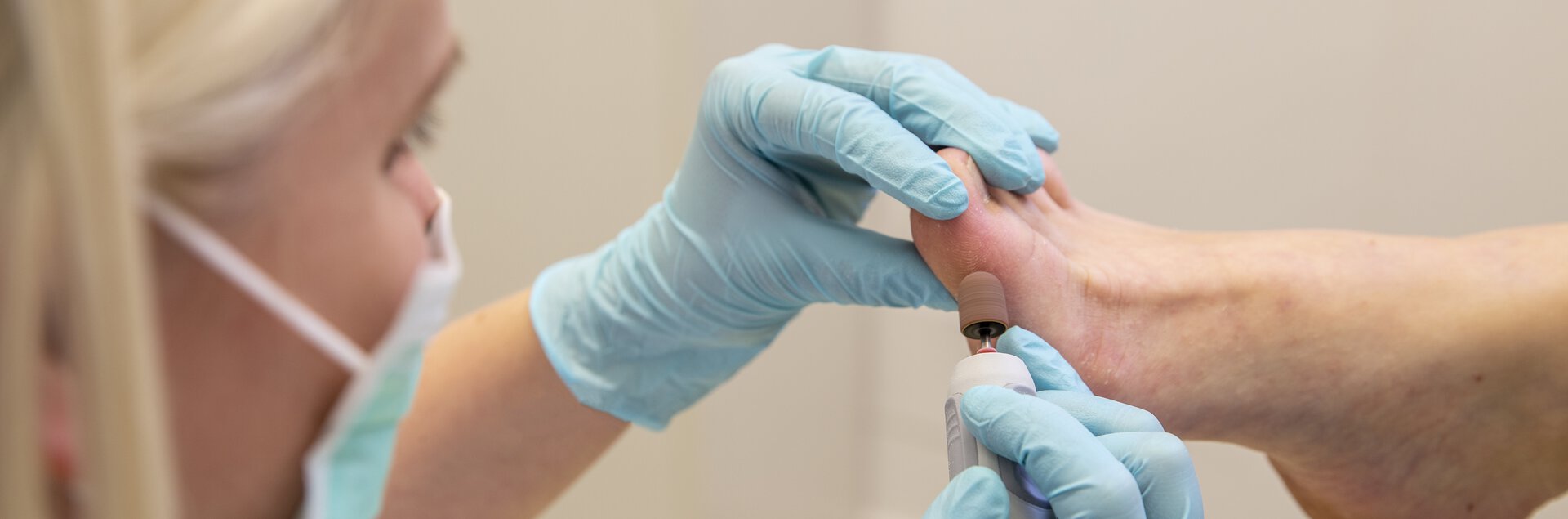 Mitarbeiterin der Fußpflege bei der Arbeit an einer Patientin. | © Pohlig GmbH