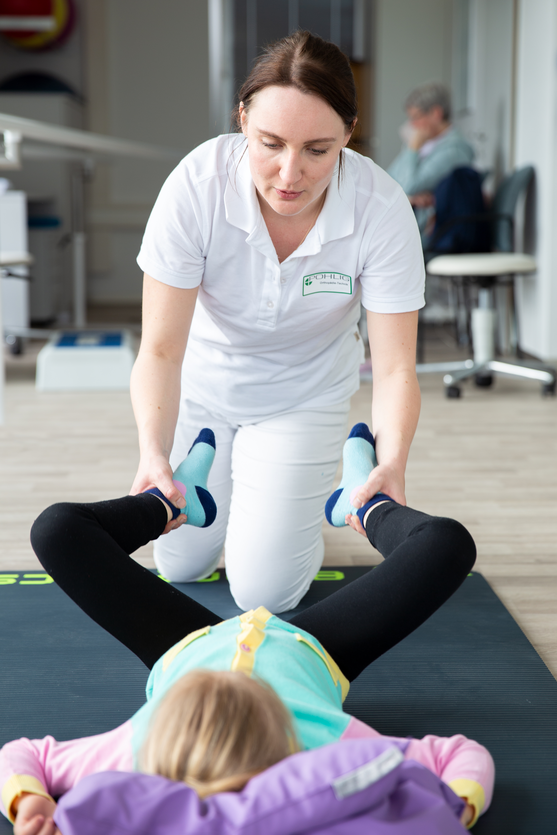 Orthopädietechnikerin überprüft Hüftdysplasie bei Kind | © Pohlig GmbH
