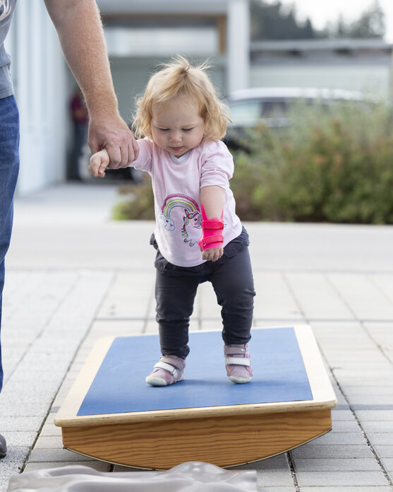 Kleines Mädchen mit Arthrogryposis multiplex congenita (AMC) | © Pohlig GmbH