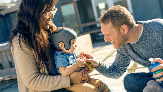 Familie spielt mit Kind mit MyCRO Band | © Ottobock