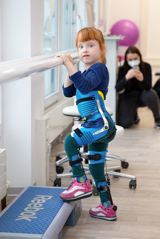 MMC-Patientin mit PowerHip®-Orthese | © Pohlig GmbH