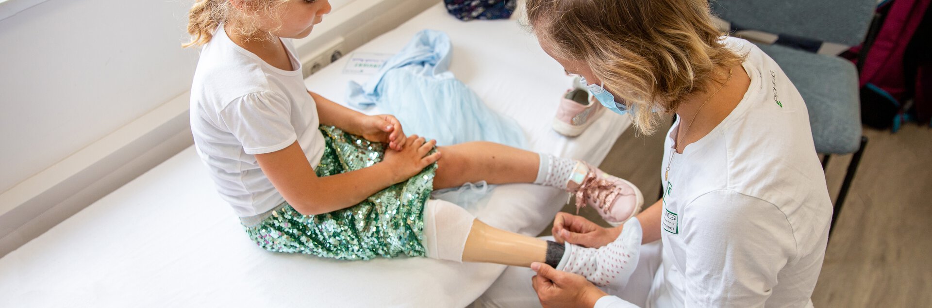 Orthopädietechnikerin mit Orthoprothesen-Patientin | © Pohlig GmbH