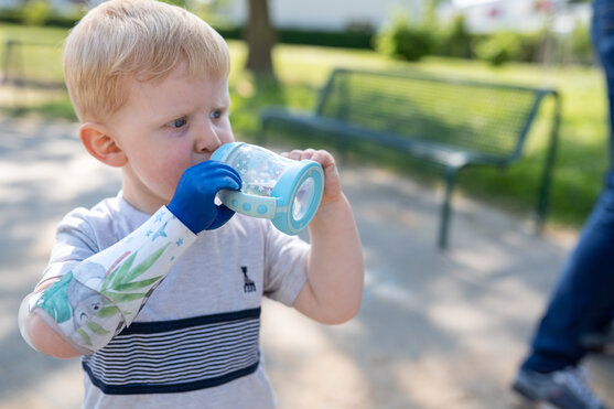 FIRST Prothese: Gegenstände greifen mit spezieller Armprothese für Kinder | © Pohlig GmbH