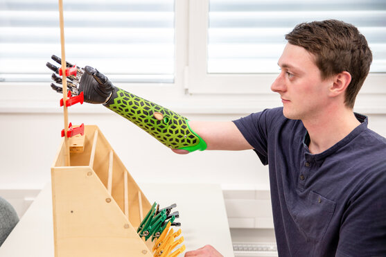 Klammerspiel mit Armprothese  | © Pohlig GmbH