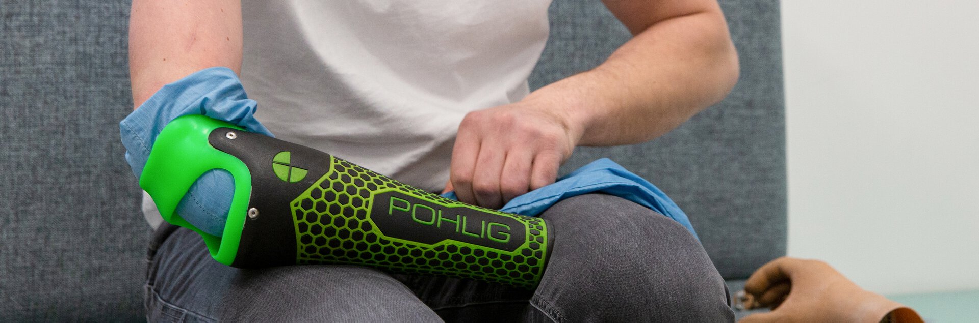 Anziehen einer Armprothese mit Anziehhilfe | © Pohlig GmbH