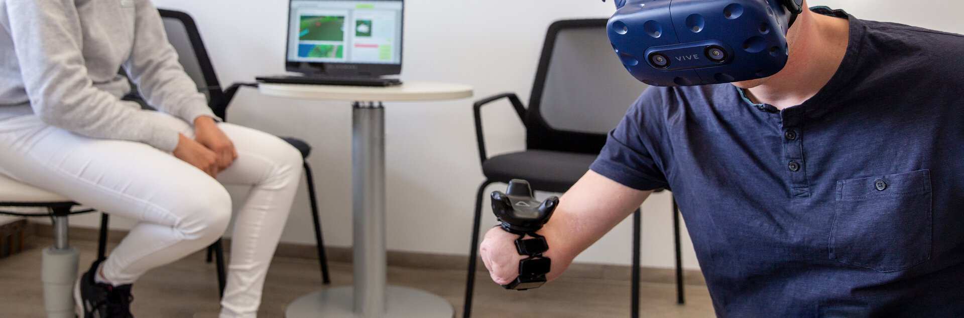 Amputierter Patient übt mit VR-Brille | © Pohlig GmbH
