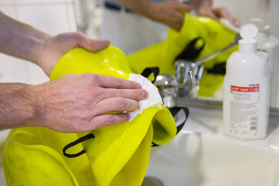 Reinigung der HTV-Silikonhose | © Pohlig GmbH