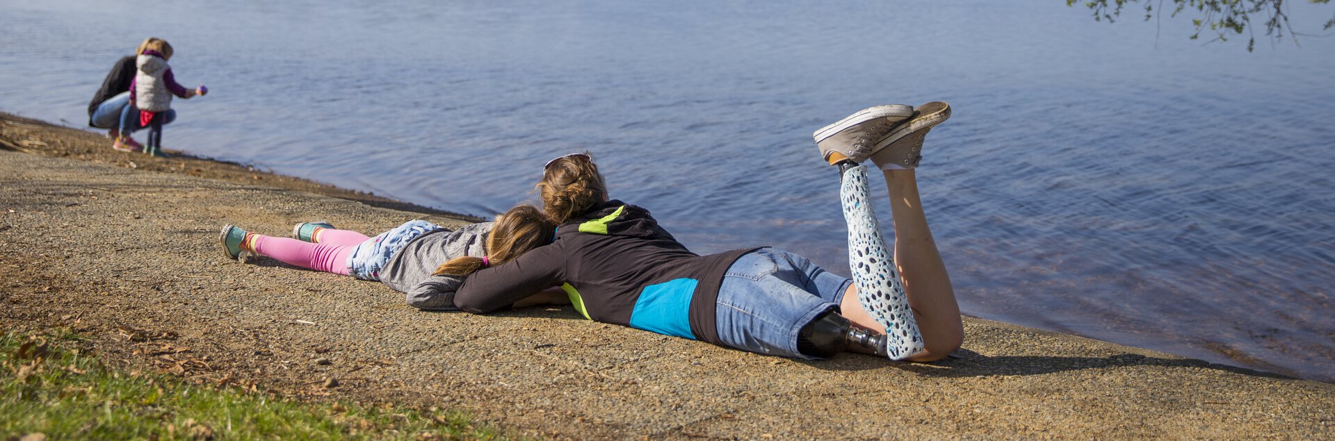 Mutter mit Ihrem Kind am See, Mutter trägt eine Beinprothese. | © Pohlig GmbH