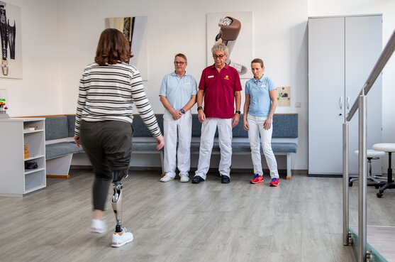 Anprobe einer Beinprothese | © Pohlig GmbH