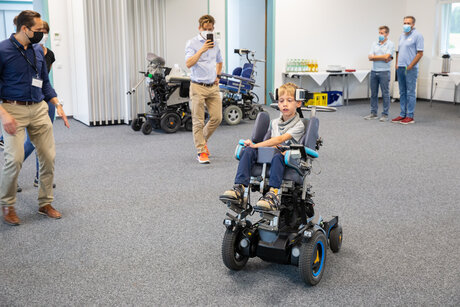 Kind lenkt elektrischen Rollstuhl mit dem Kopf | © Pohlig GmbH