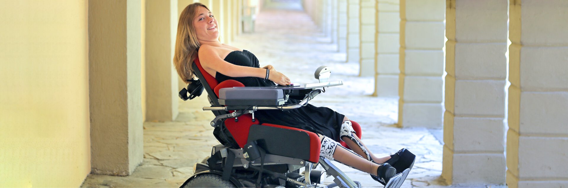 Jugendliche im Rollstuhl mit maßgefertigter Sitzschale | © Pohlig GmbH