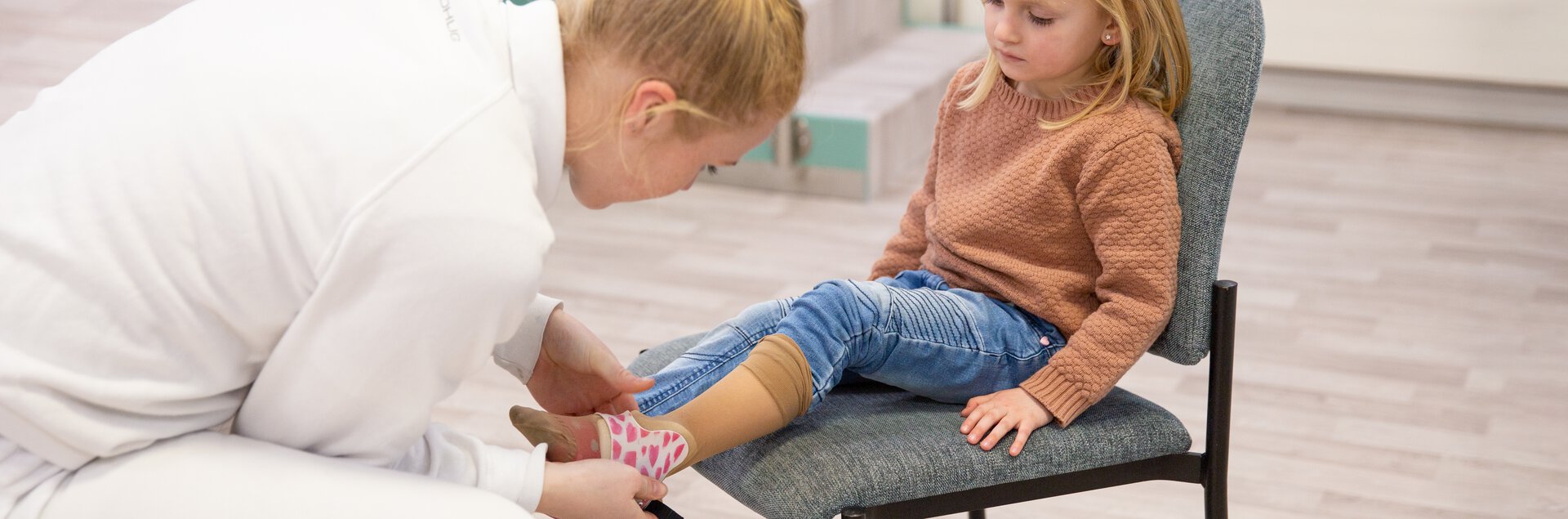 Orthopädietechnikerin versorgt Mädchen mit Ringorthese | © Pohlig GmbH