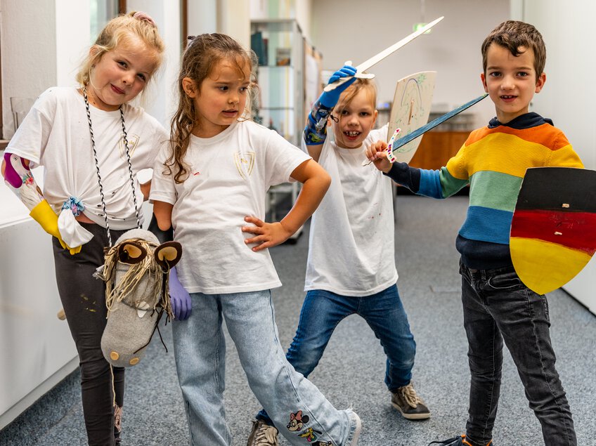 Spielende Kinder mit Schwertern und Holzpferden  | © Pohlig GmbH 